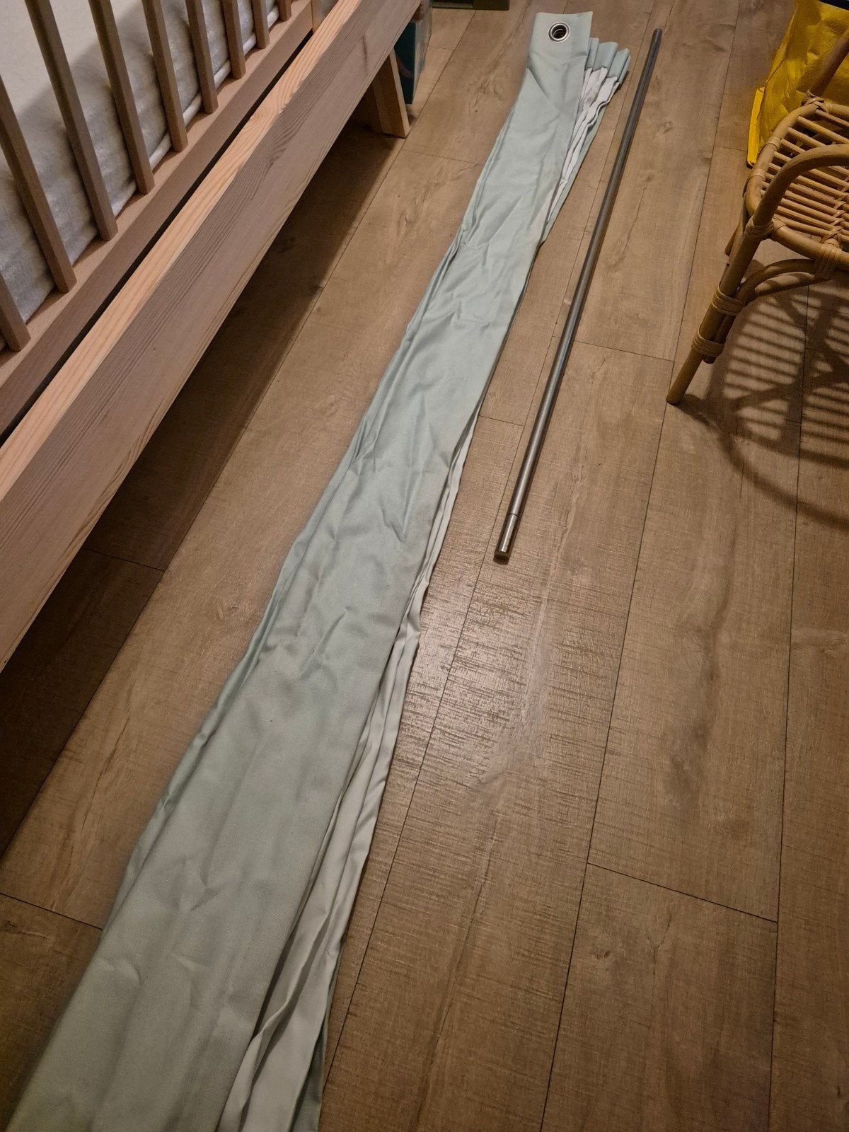 Lichtblauw blinderend gordijn met roede - 213x278 cm, Gebruikt, Blauw, Ophalen of Verzenden, Met ringen