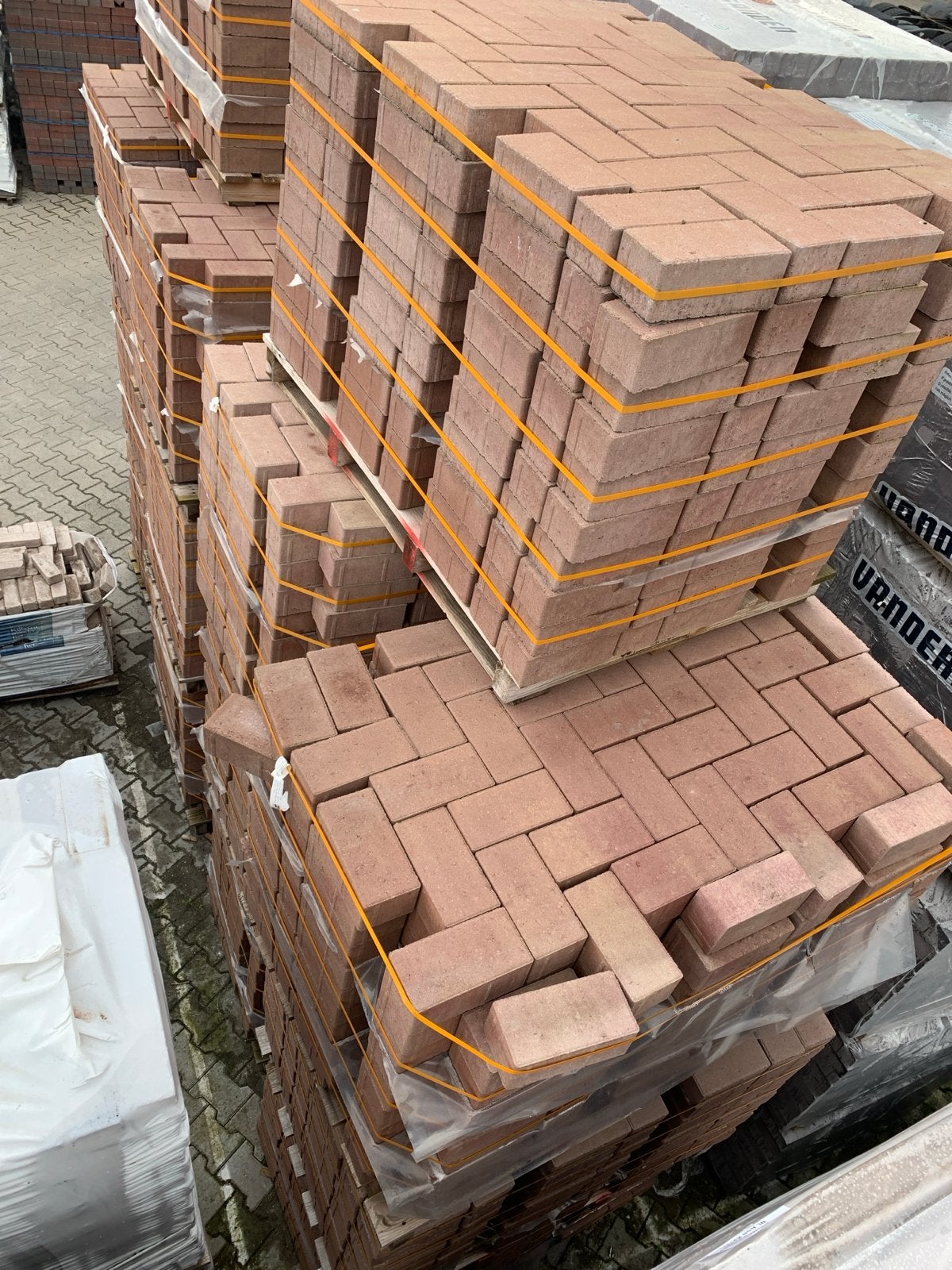 BKK Betonstraatsteen B-keus Rood Geel Lentekleur 180m2, Ophalen, Gebruikt, Klinkers, 10 m² of meer