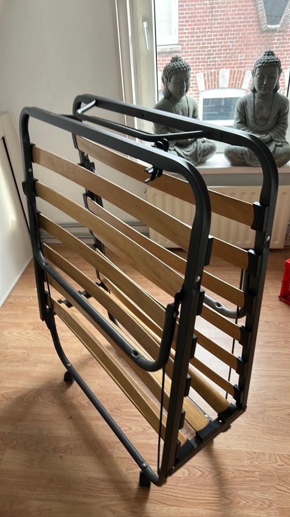 Opklapbaar logeerbed met lattenbodem, Huis en Inrichting, Ophalen, Gebruikt, Eenpersoons, Zwart