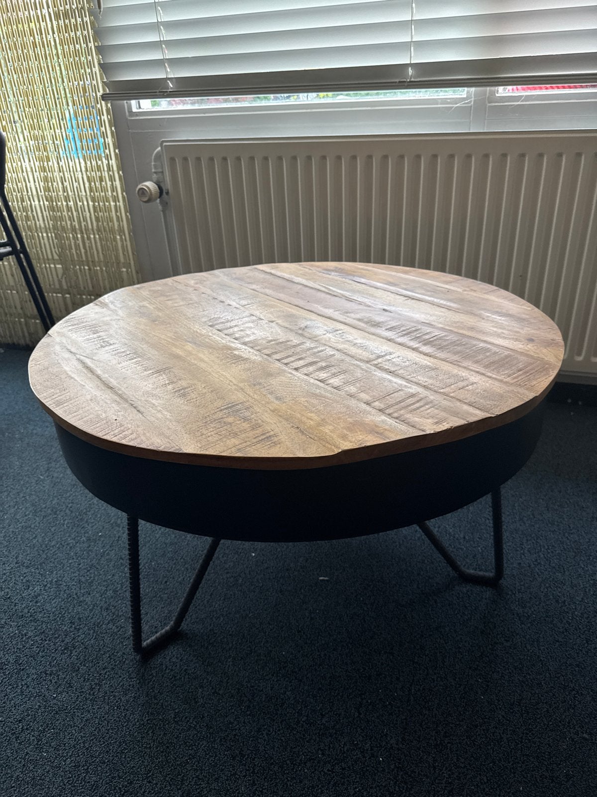 Ronde salontafel met houten blad en metalen onderstel, Ophalen, 50 tot 100 cm, Rond, 50 tot 100 cm