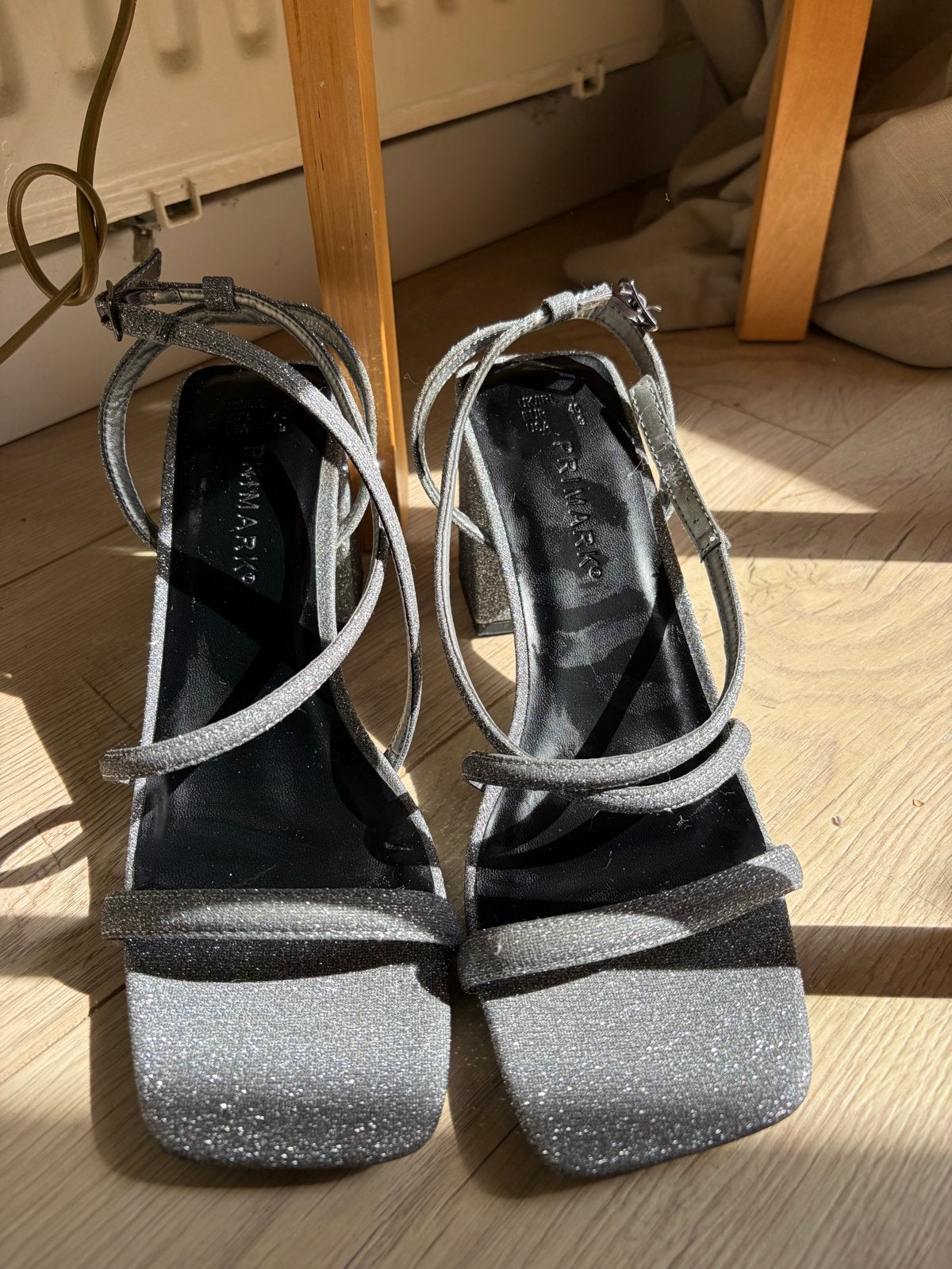 Primark zilveren glitter sandalen met hak - Zo goed als nieu, Ophalen of Verzenden, Zo goed als nieuw, Overige kleuren, Sandalen of Muiltjes