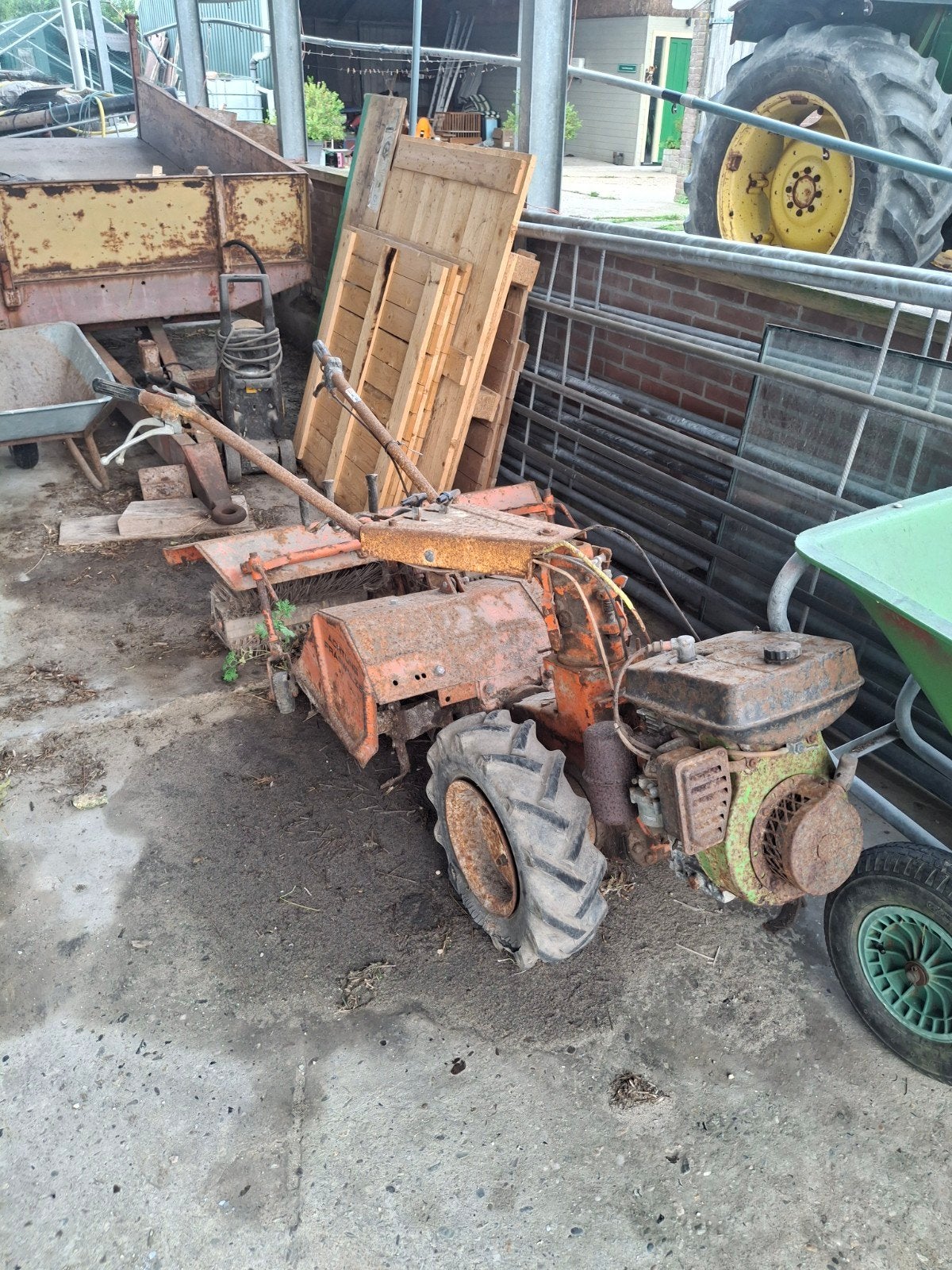 Oude roestige tuinfrees Holder met toebehoren, Ophalen, Akkerbouw, Grondbewerking
