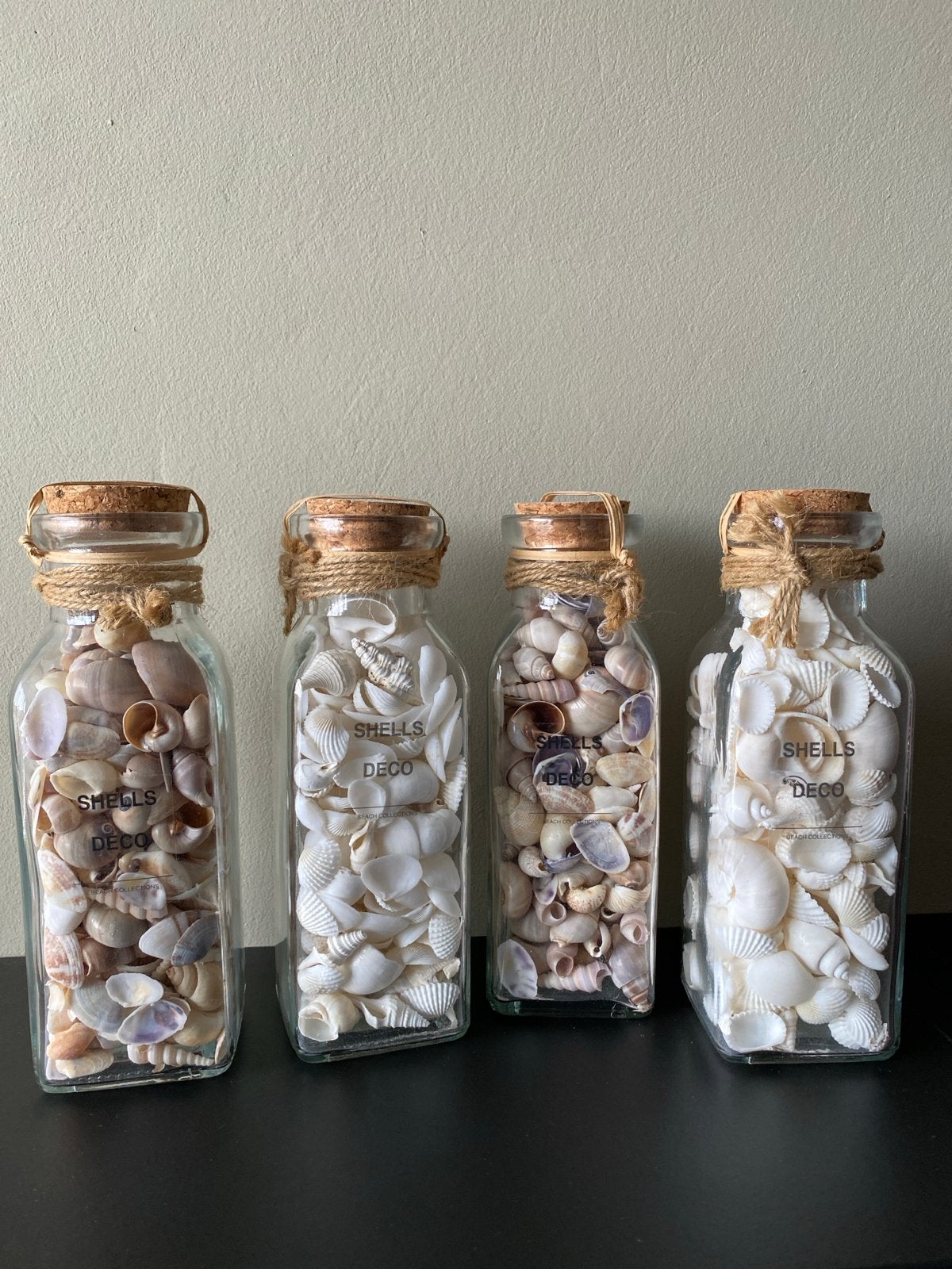 Decoratieve flessen met schelpen - Set van 4, Huis en Inrichting, Meerkleurig, Mediterraans, Ophalen of Verzenden, Zo goed als nieuw