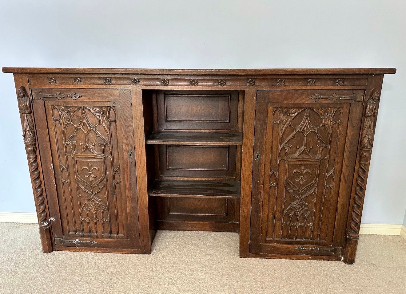 Antiek eiken dressoir met gotische houtsnijwerken, Ophalen