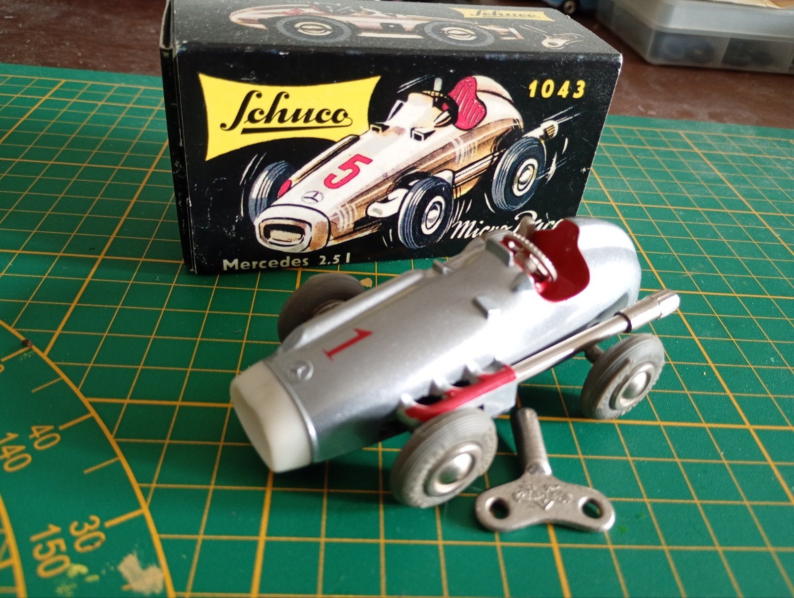 Schuco Micro Racer Mercedes 2,5 L 1043 - Nieuw in OVP, Overige merken, Auto, 1:32 tot 1:50, Nieuw