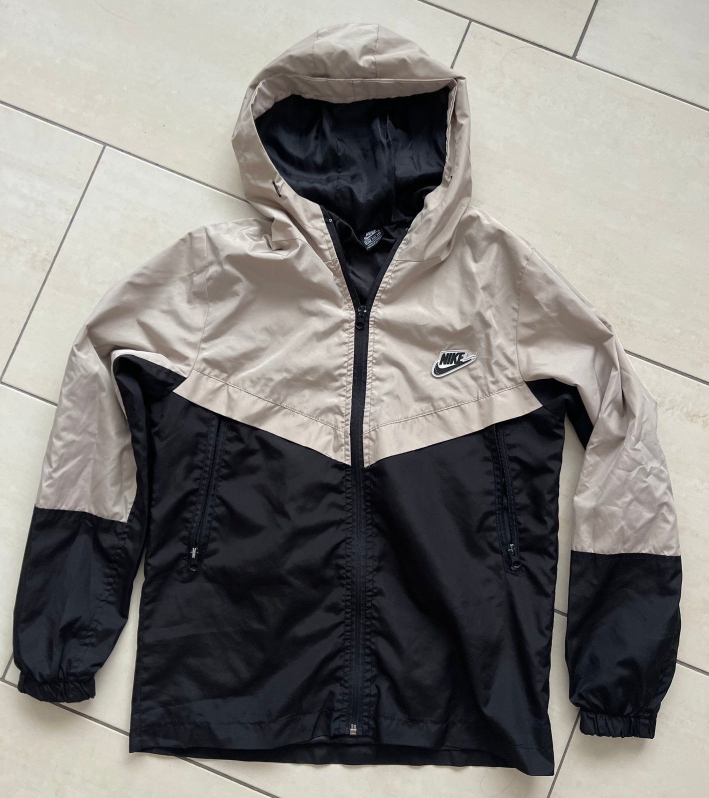 Nike jas (voor- & najaar) zwart/beige leeftijf 10-12 jaar, Ophalen of Verzenden, Gebruikt, Jongen of Meisje, Jas