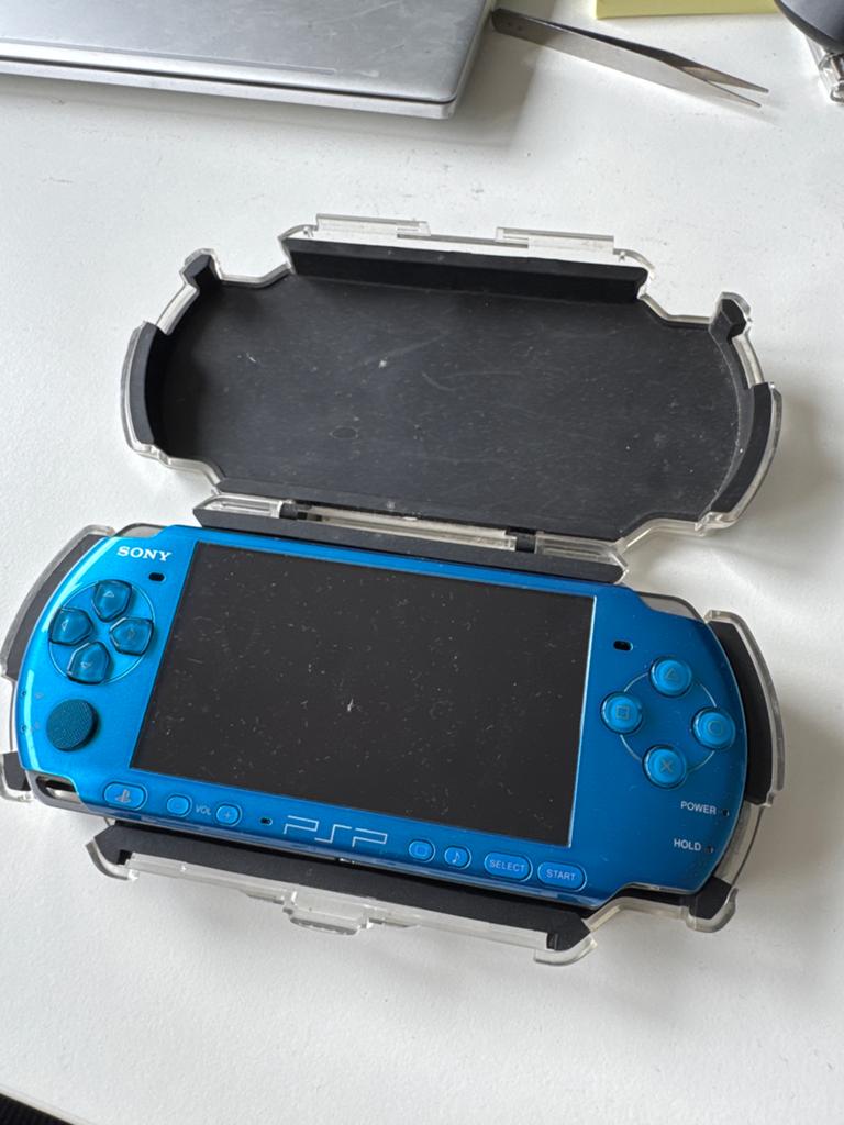 Blauwe PSP - Werking onbekend, zonder oplader, Spelcomputers en Games, Ophalen of Verzenden, Zo goed als nieuw, Blauw, PSP