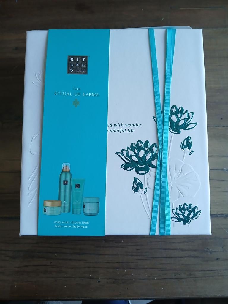 Nieuw: ritual of karma giftset van 4, Ophalen of Verzenden, Nieuw, Bodylotion, Crème of Olie