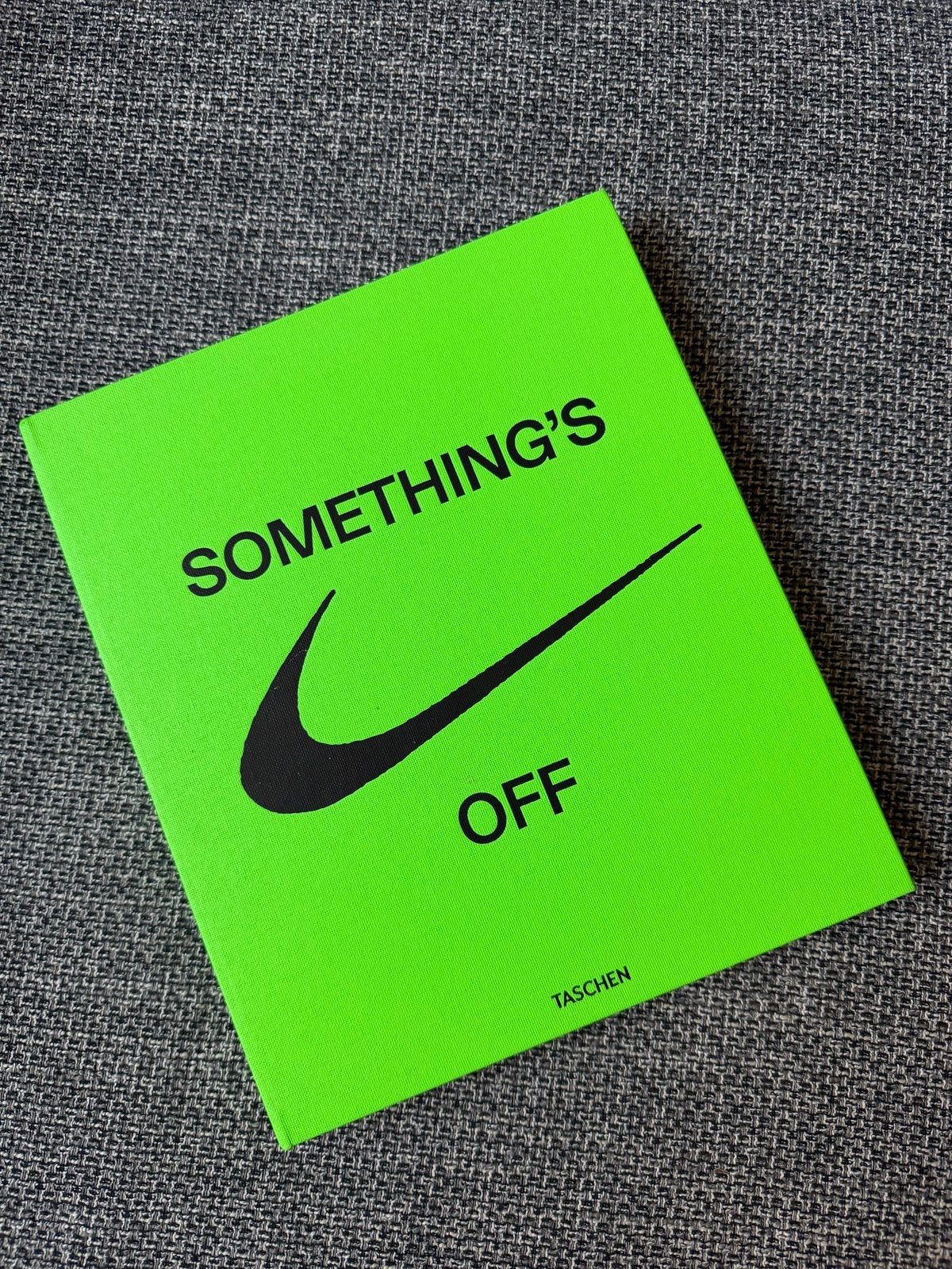 Virgil Abloh x Nike ICONS 'The Ten' Something's Off Boek, Ophalen of Verzenden, Nieuw, Overige onderwerpen