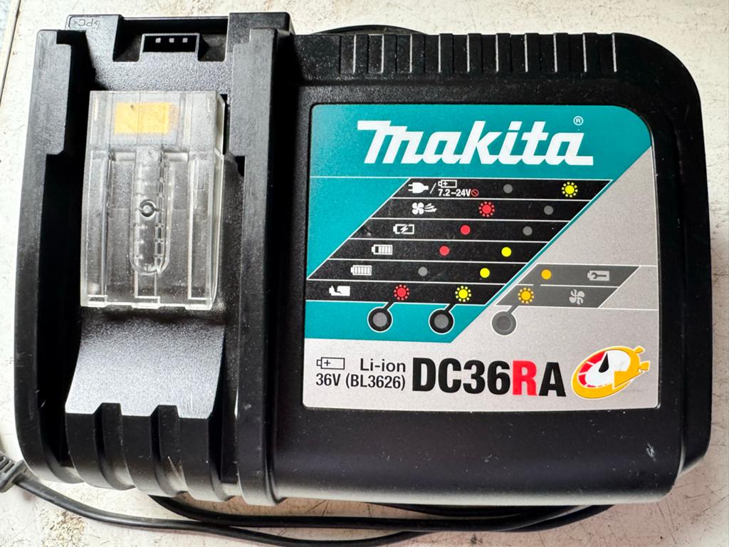Makita DC36RA Li-ion Acculader 36 volt, Doe-het-zelf en Verbouw, Gereedschap | Boormachines, Ophalen of Verzenden, Gebruikt, Overige typen