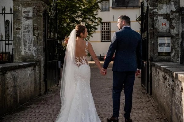 Tweedehands PronoviasTrouwjurk – Kant, Lage Rug  Code 202547, Ophalen, Zo goed als nieuw, Wit, Trouwjurk