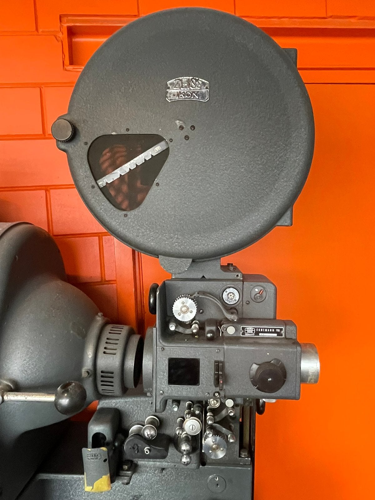 Oude filmprojector, Ophalen