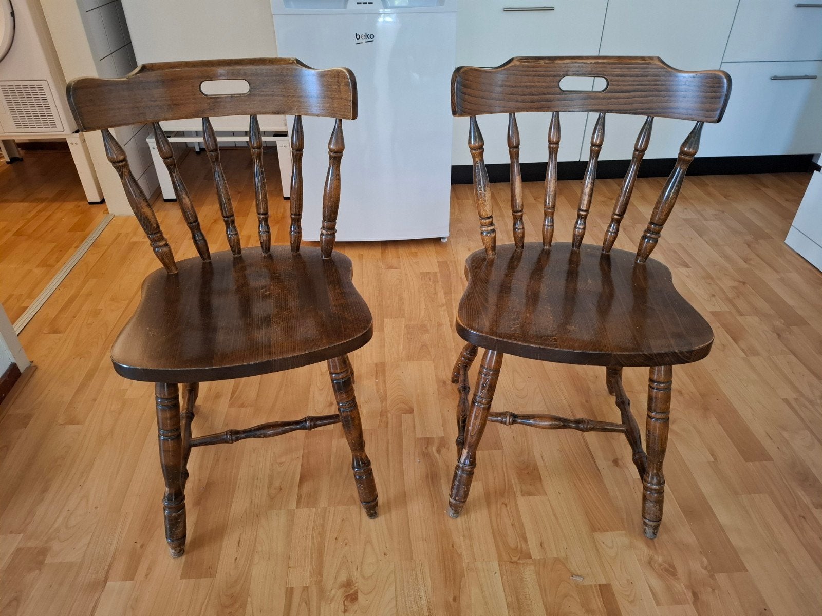 2 houten keukenstoelen, Ophalen, Gebruikt, Twee, Bruin