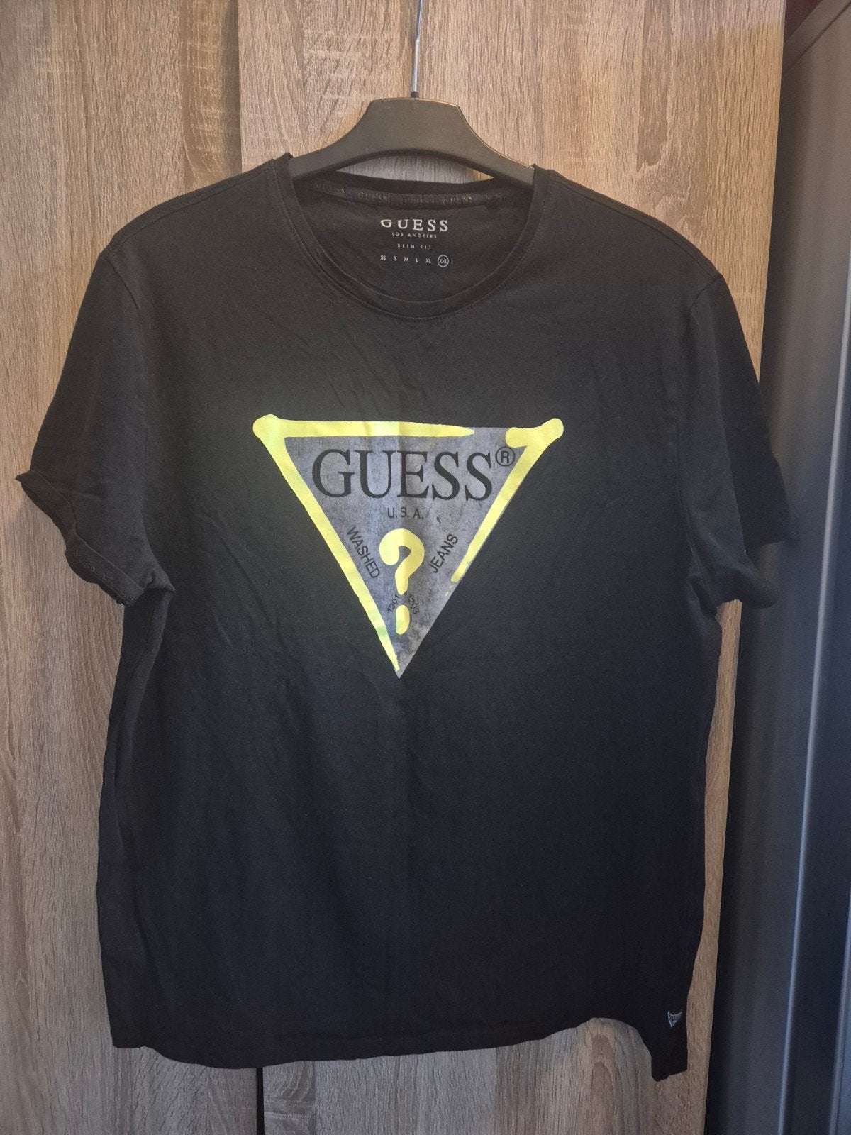Guess T-shirt Zwart met Geel Logo - Maat xxl, Maat 48/50 (M), Zwart, Ophalen of Verzenden, Zo goed als nieuw