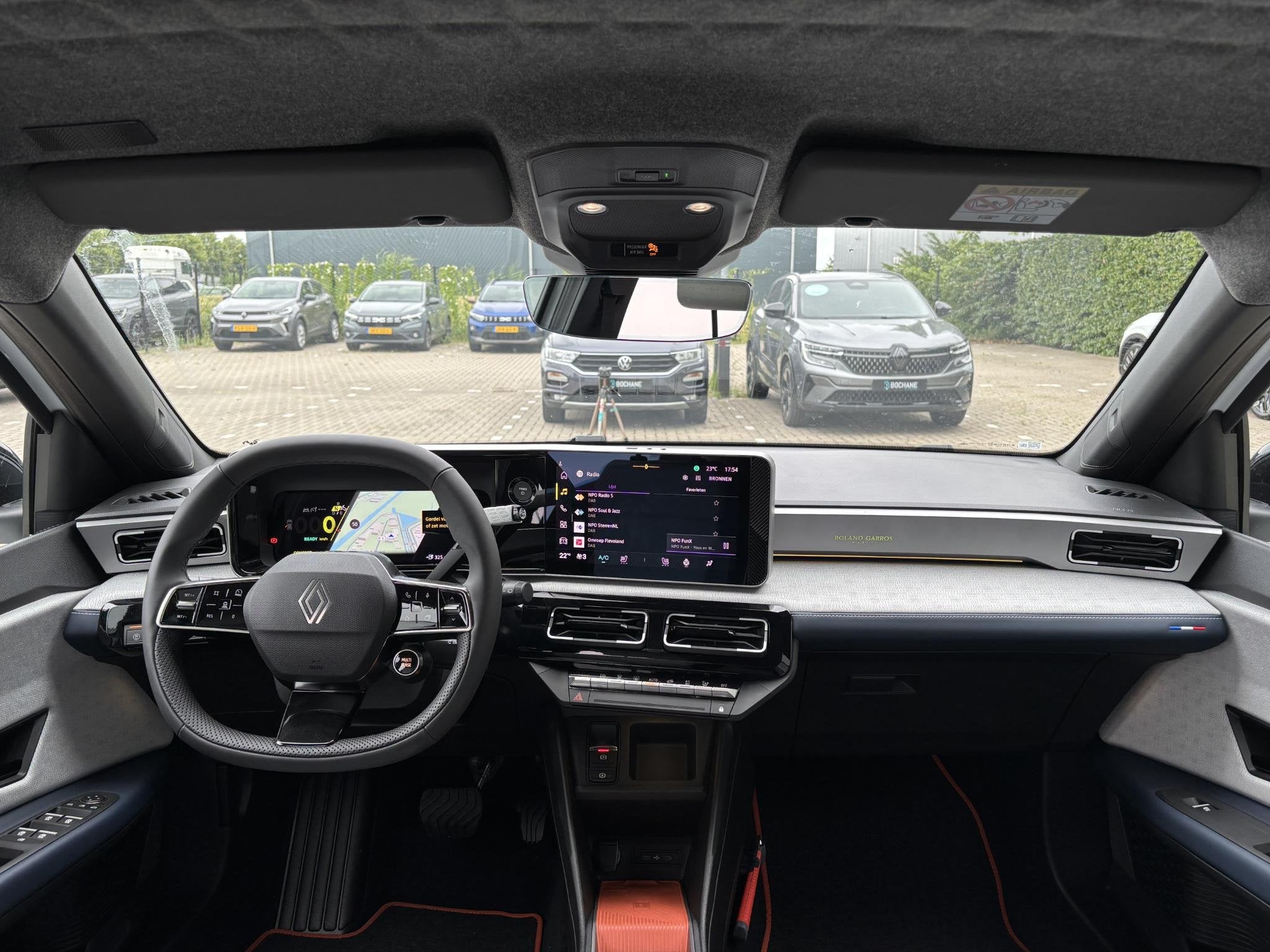 Renault 5 comfort range Roland-Garros 52 kWh | DEMO | Warmte, Auto's, Leder en Stof, Wit, Origineel Nederlands, 500 kg