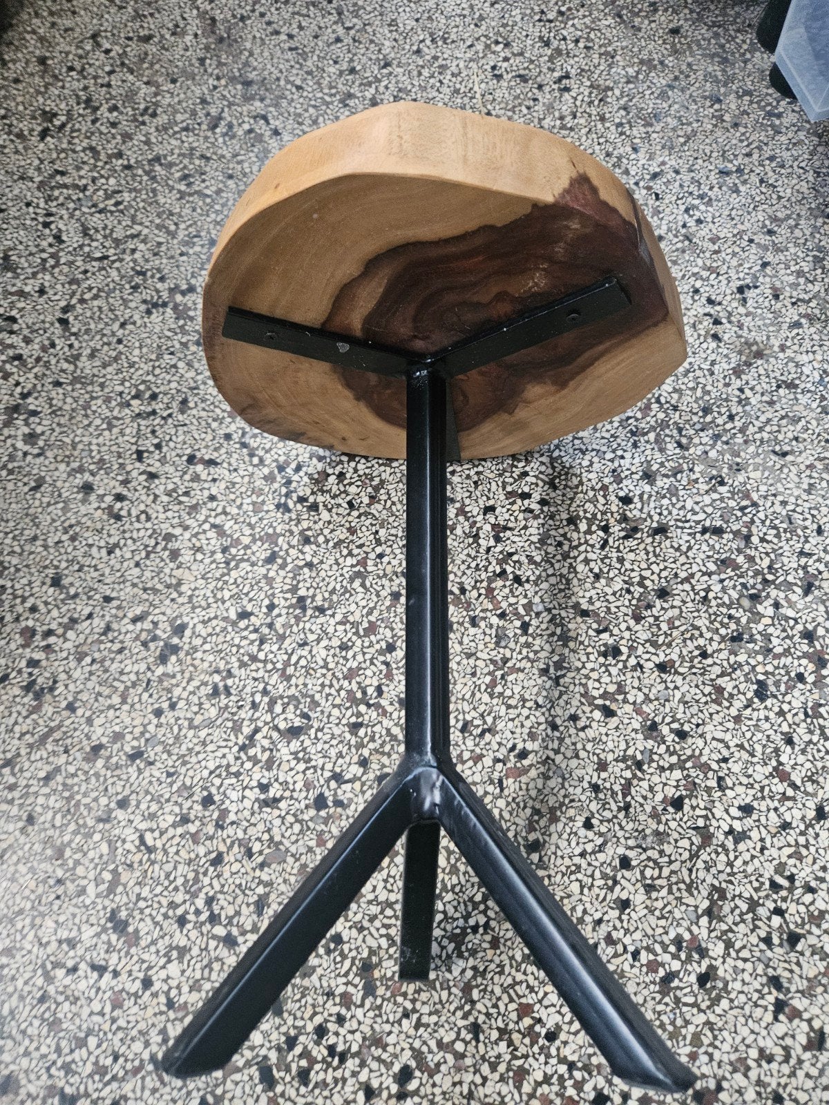 bijzettafel met massief houten blad en metalen poot, Minder dan 55 cm, Rustiek, Modern, Industrieel, Zo goed als nieuw, Overige vormen