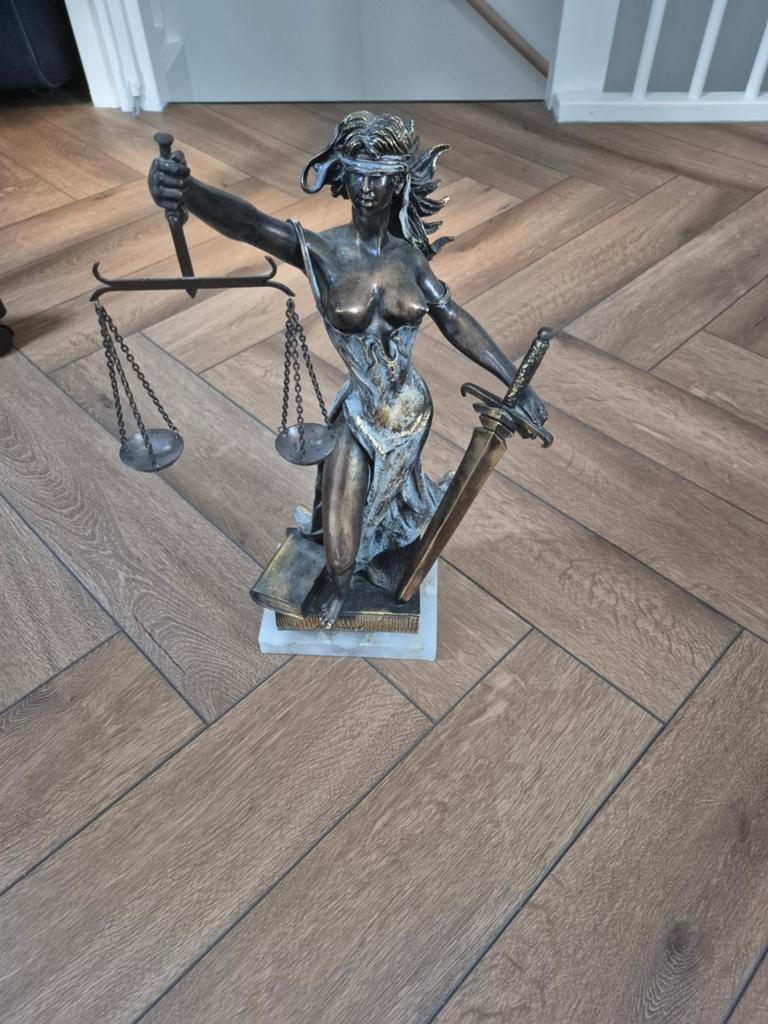 Groot Vrouwe Justitia beeld op marmeren voet, Ophalen of Verzenden