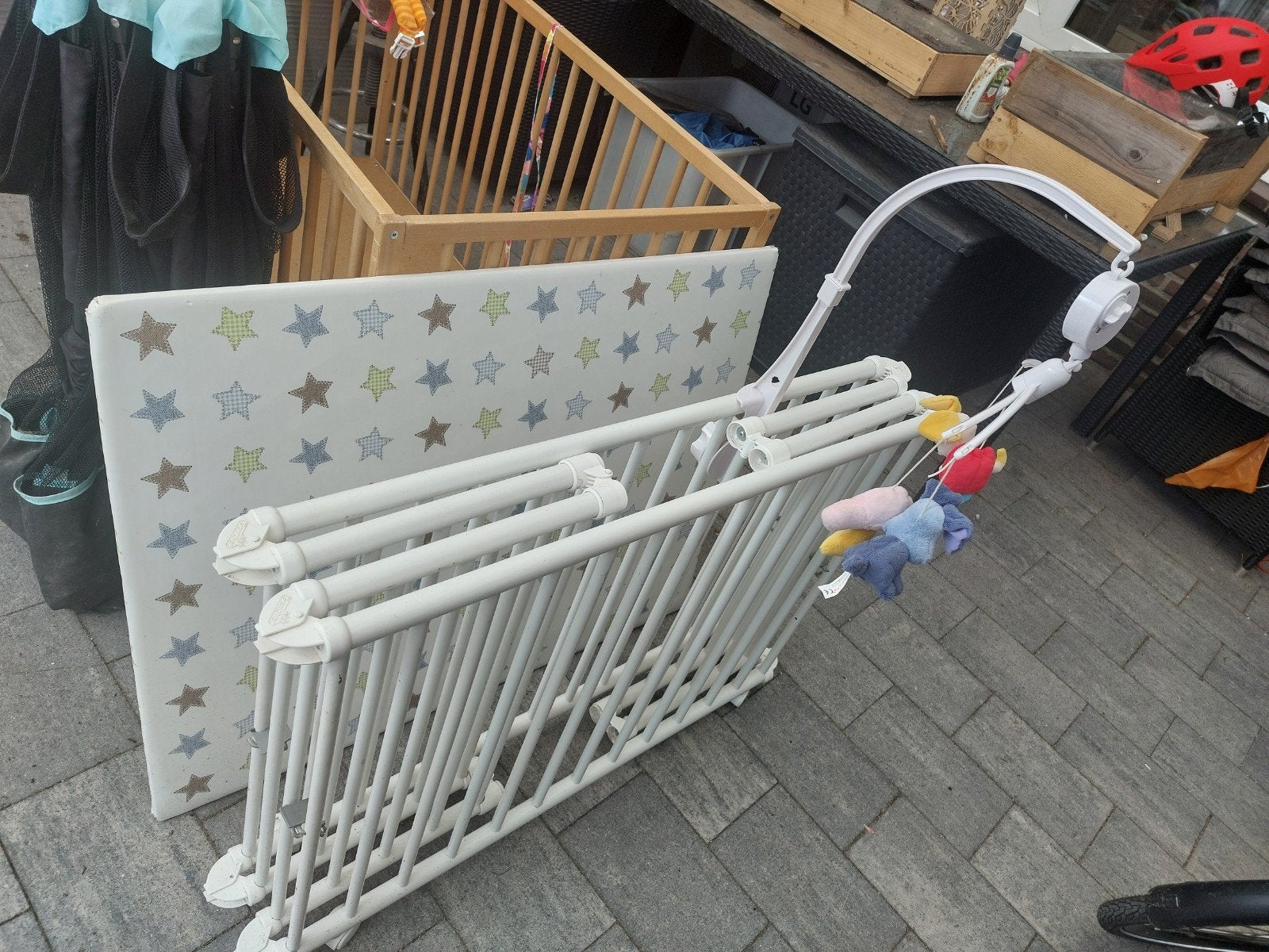 Ledikant en reisbedje met matras en mobiel, Kinderen en Baby's, Babywiegjes en Ledikanten, Ophalen, Gebruikt, Ledikant