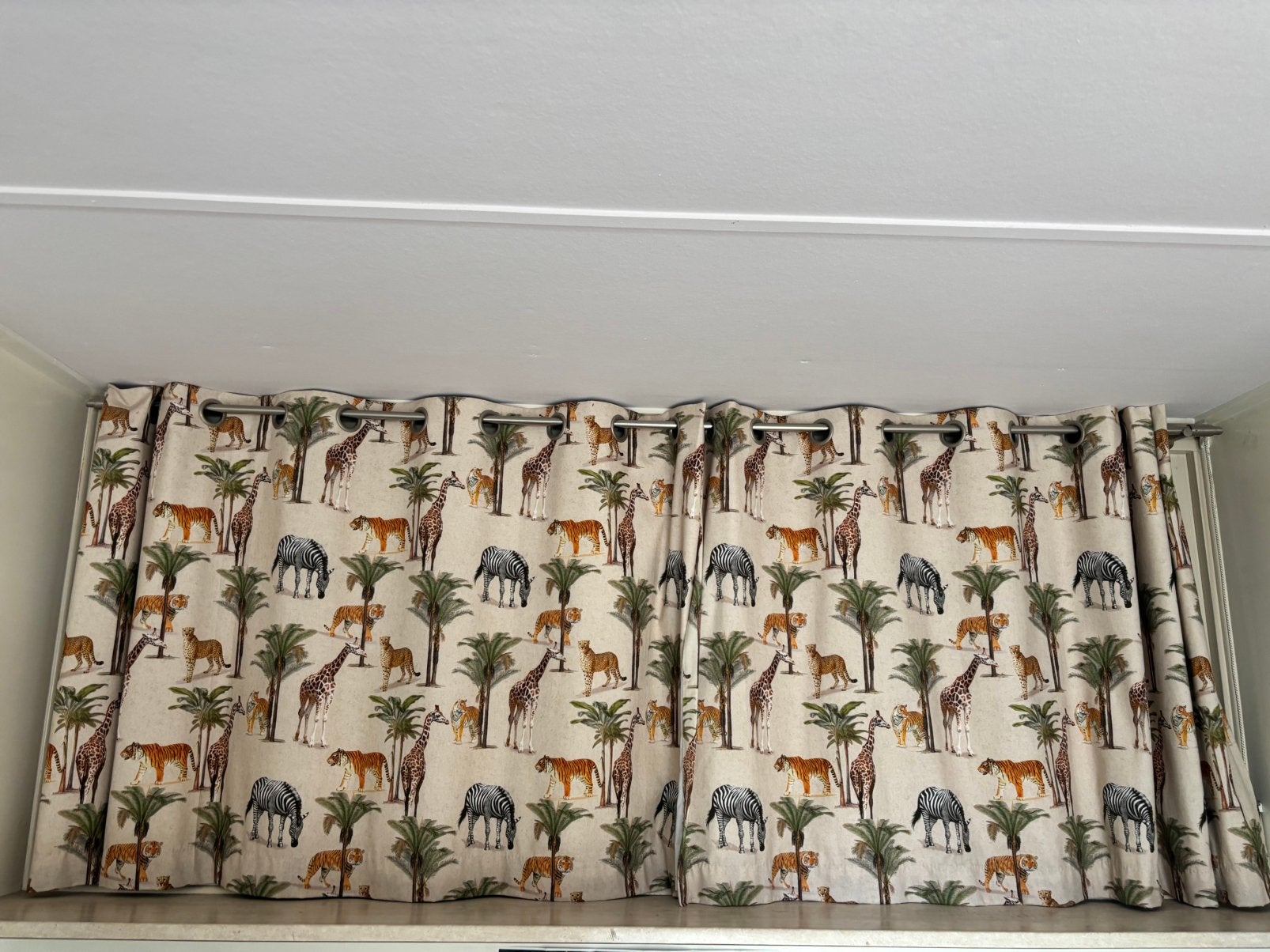 Gordijnen met leuke dierenprint, Huis en Inrichting, Ophalen of Verzenden, Zo goed als nieuw, Gordijn, Met ringen