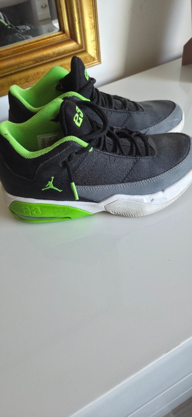 Nike Jordan sneakers maat 37 - Zwart/Groen, Gebruikt, Ophalen of Verzenden, Nike Jordan, Jongen of Meisje