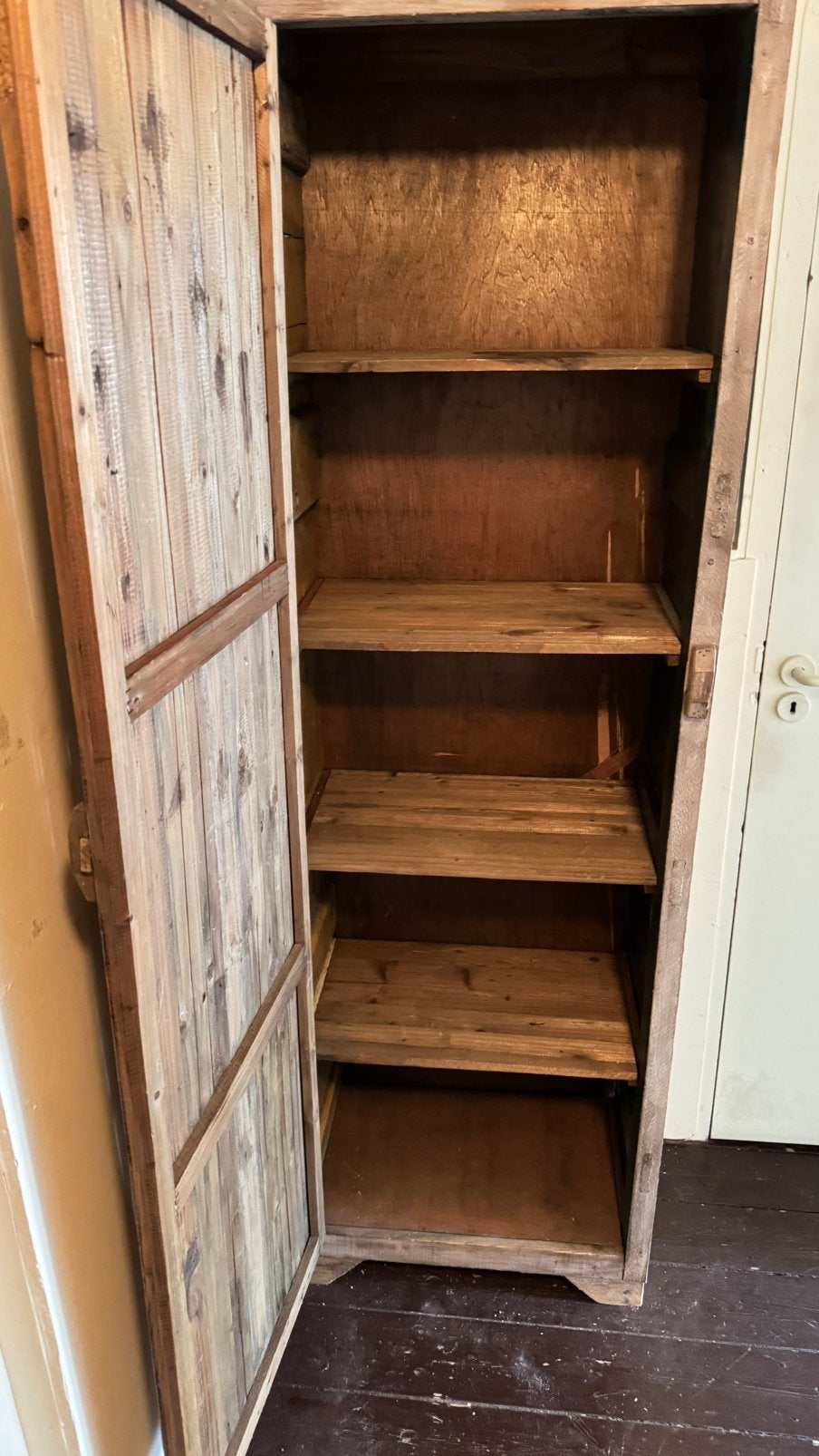 Kast gemaakt van oude houten huizen in Azië. Xenos, Ophalen, Gebruikt, Hout, Overige typen