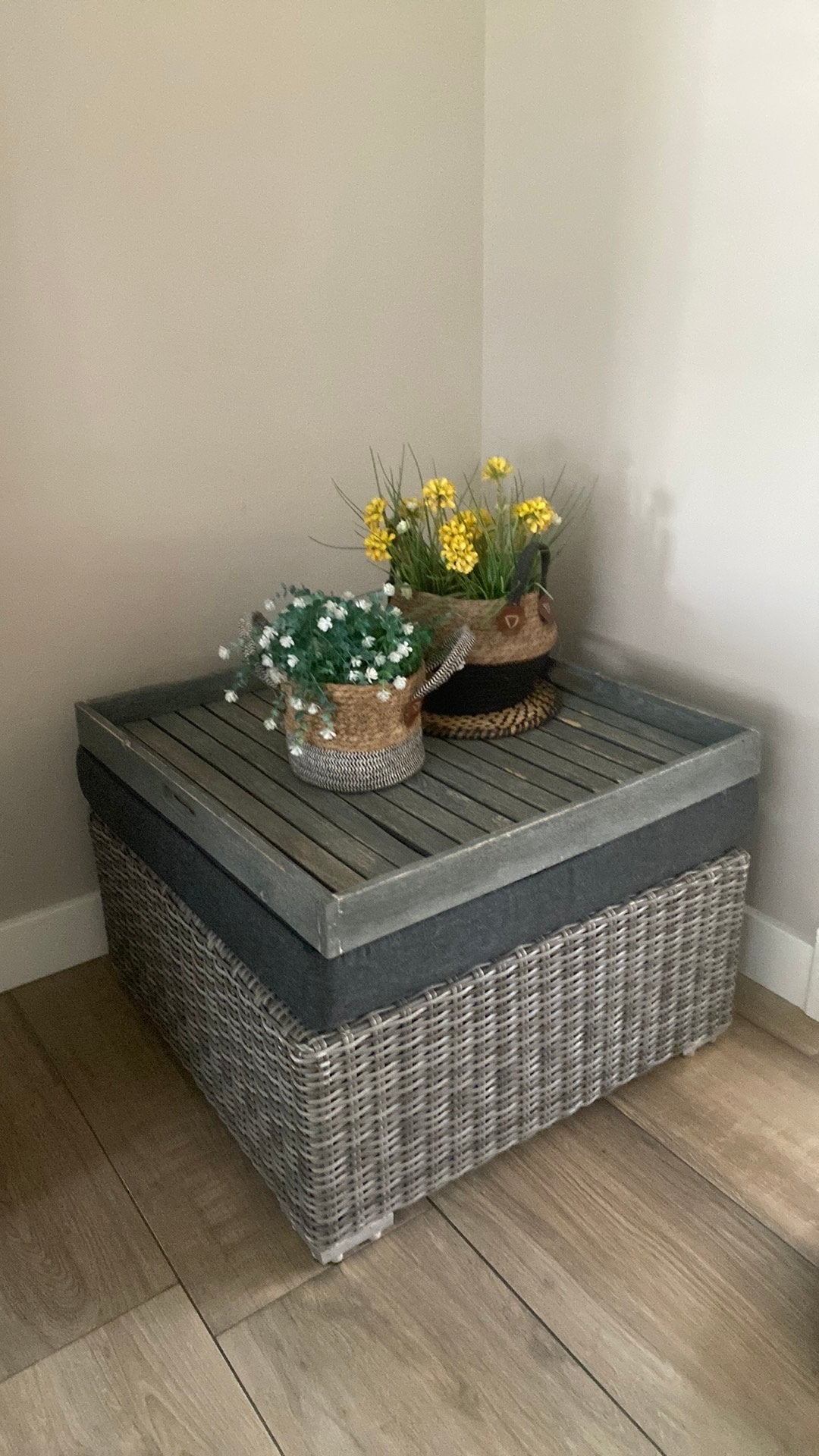 Lounge set tafel Rotan poef met dienblad en kussen hocker, Huis en Inrichting, Banken | Voetenbanken en Poefen, Gebruikt, 50 tot 75 cm