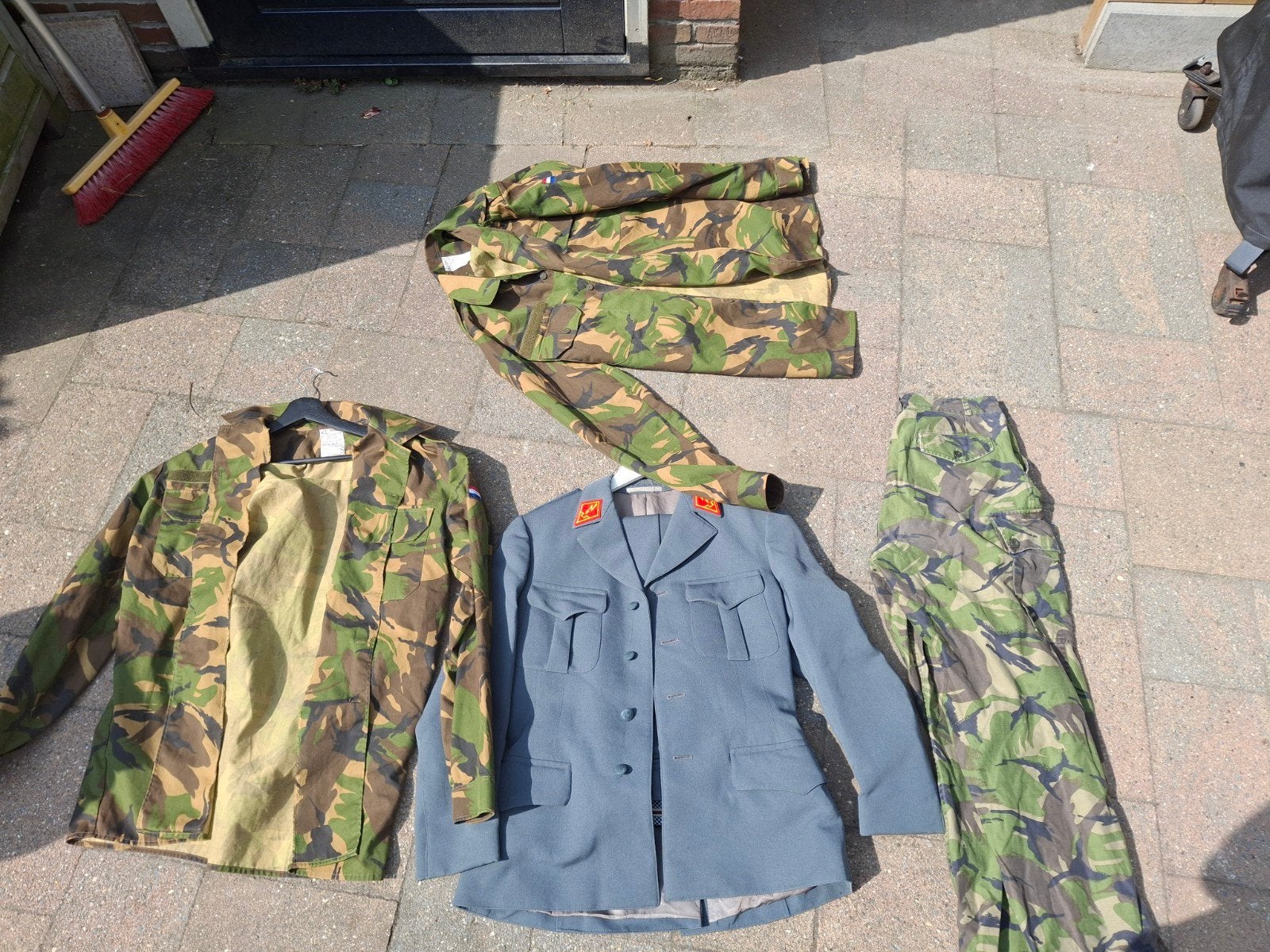 lot uniformen, nl zomer tenu 1992 en switsers uitgaans tenu, Ophalen of Verzenden, Landmacht, Nederland