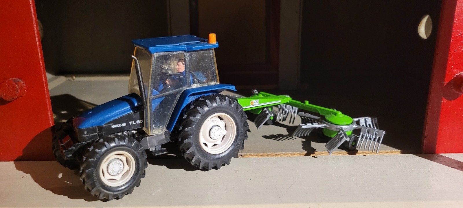 Britains New Holland TL 80 met Alpha hooischudder, Ophalen of Verzenden, Gebruikt, Tractor of Landbouw, Britains