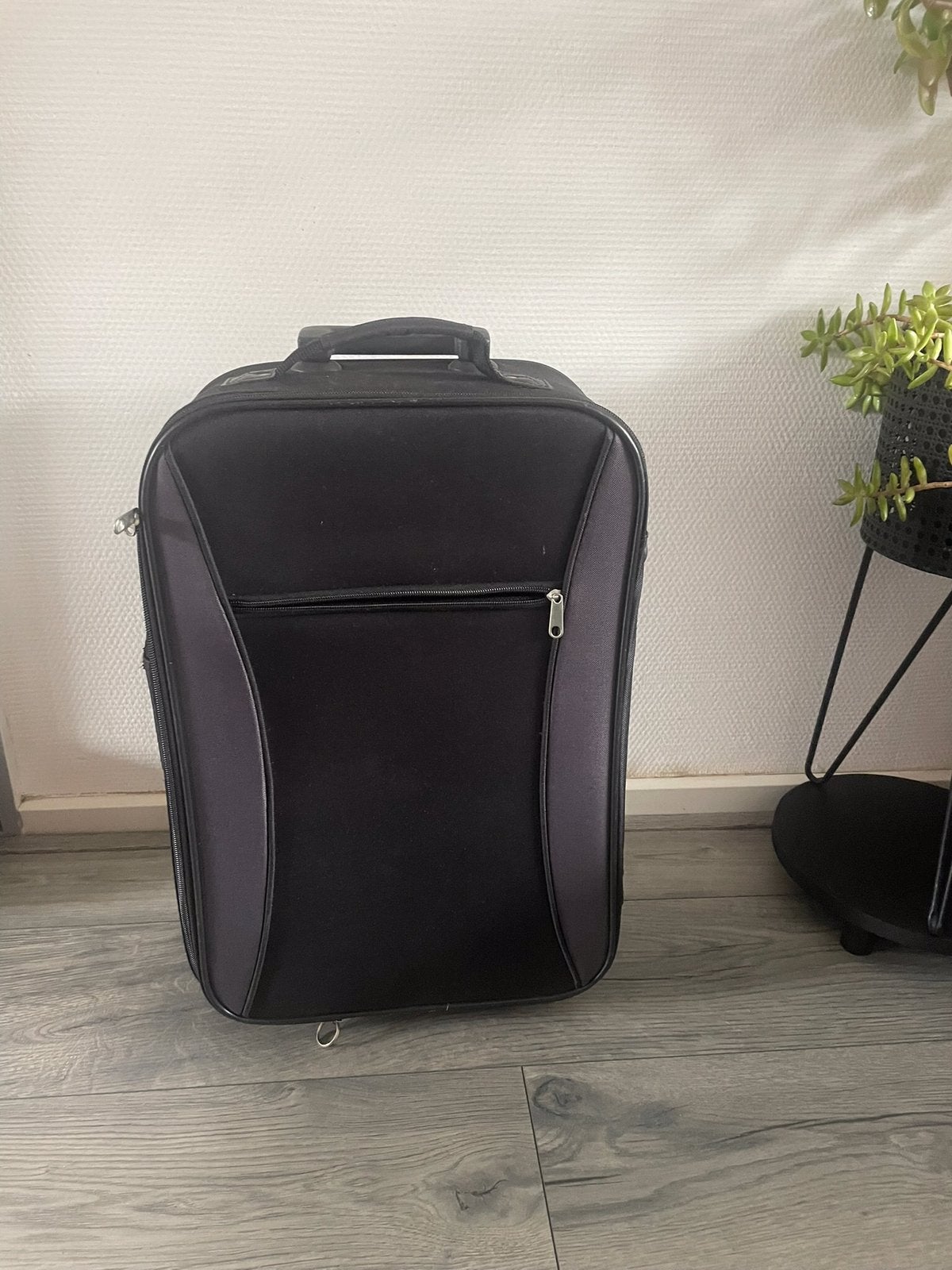 Z.g.a.n zwart stoffen waterdicht Koffertje op Wieltjes, Ophalen, Wieltjes, 50 tot 60 cm, Zo goed als nieuw