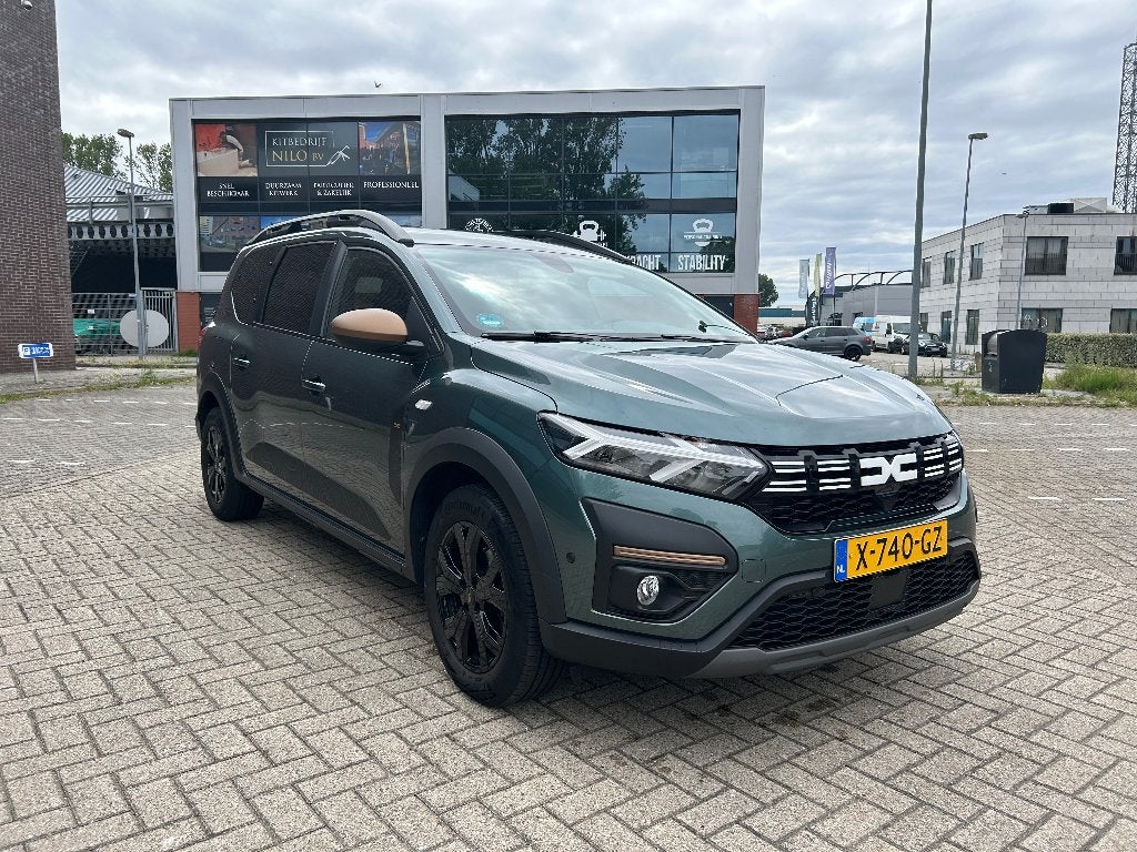 Dacia Jogger Hybrid 140pk Aut 7pl 2023 Groen, Auto's, Dacia, 4 cilinders, Overige bekleding, 7 stoelen, Origineel Nederlands