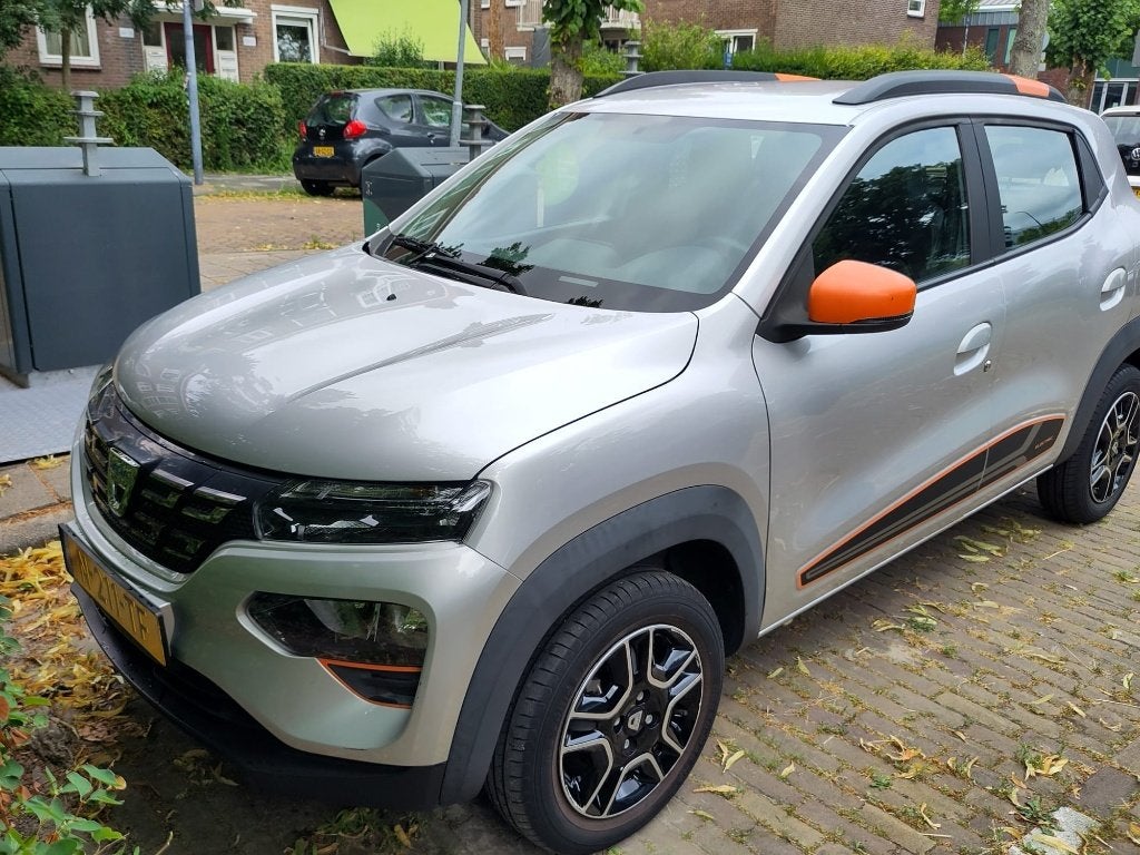 Dacia Spring Comfort Plus (Orange Pack) Navi Airco Leer, Auto's, Parkeersensor, Zwart, 38 min, 4 stoelen