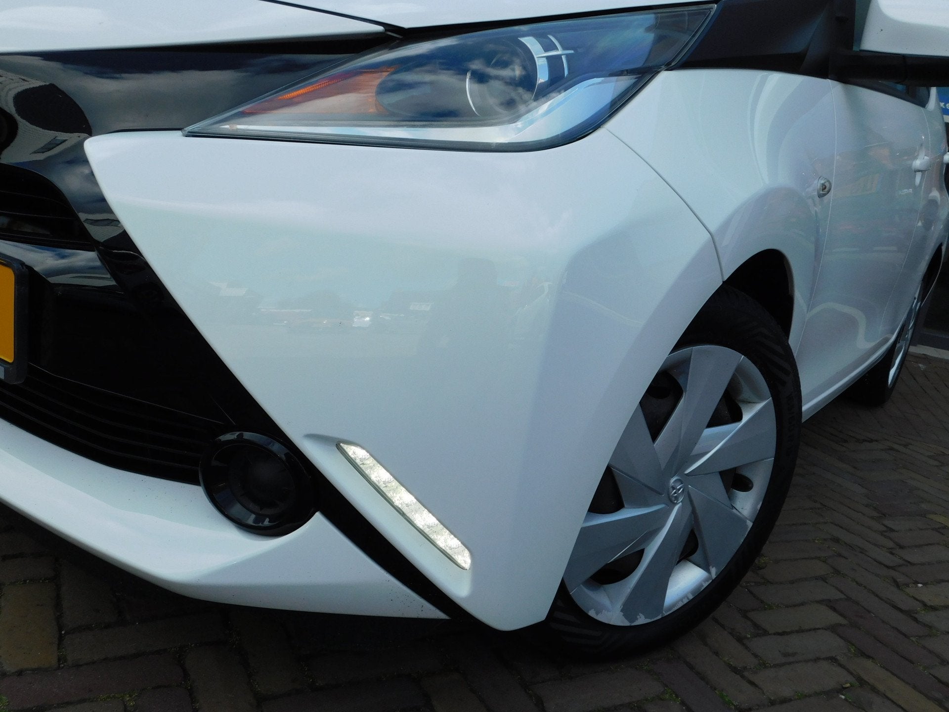 Toyota Aygo 1.0 VVT-i x-play (bj 2015), Auto's, Voorwielaandrijving, Stof, Gebruikt, 4 stoelen
