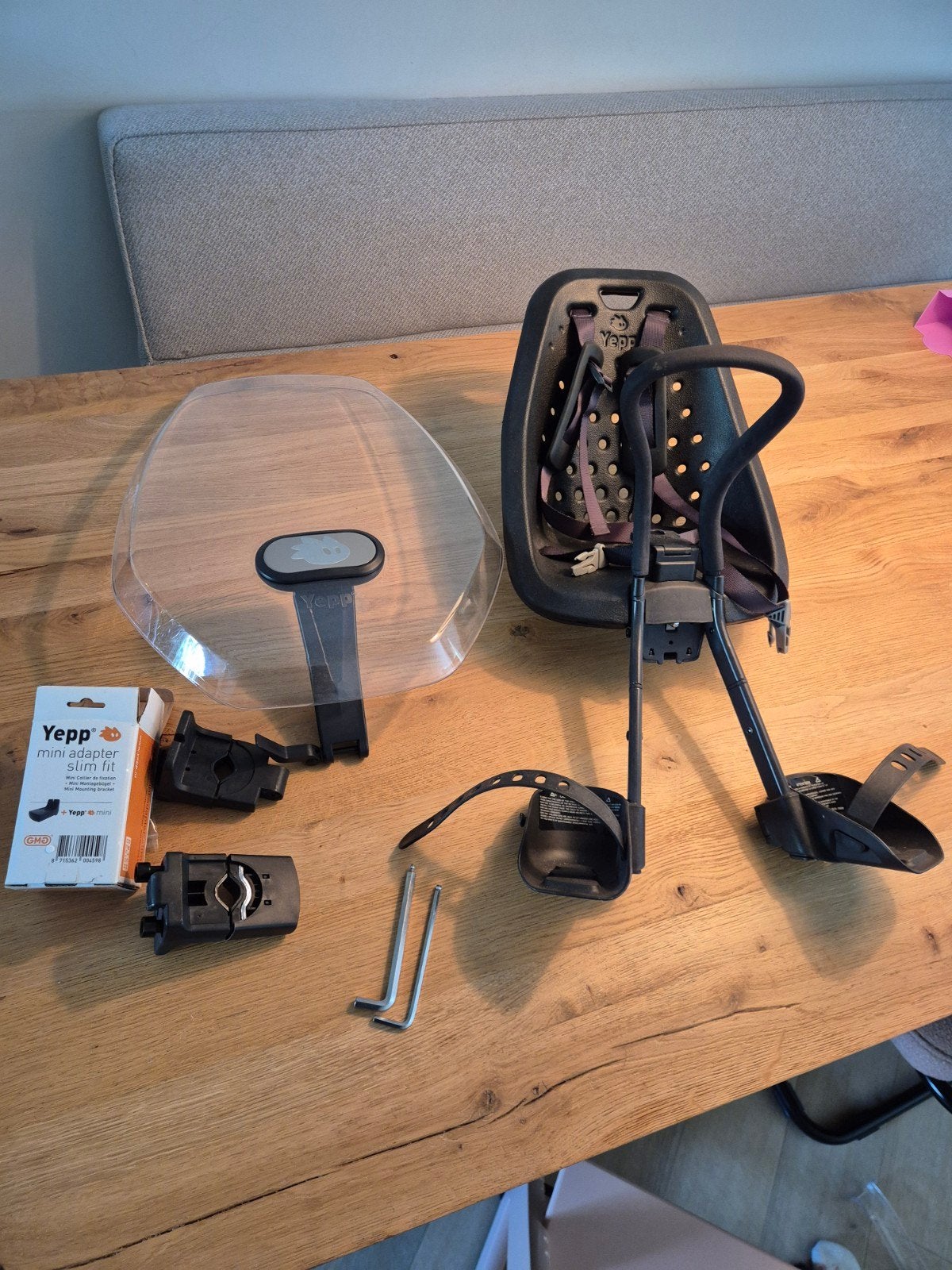 Thule Yepp Mini fietsstoeltje met windscherm, Ophalen, Thule Yepp, Gebruikt, Voetsteuntjes