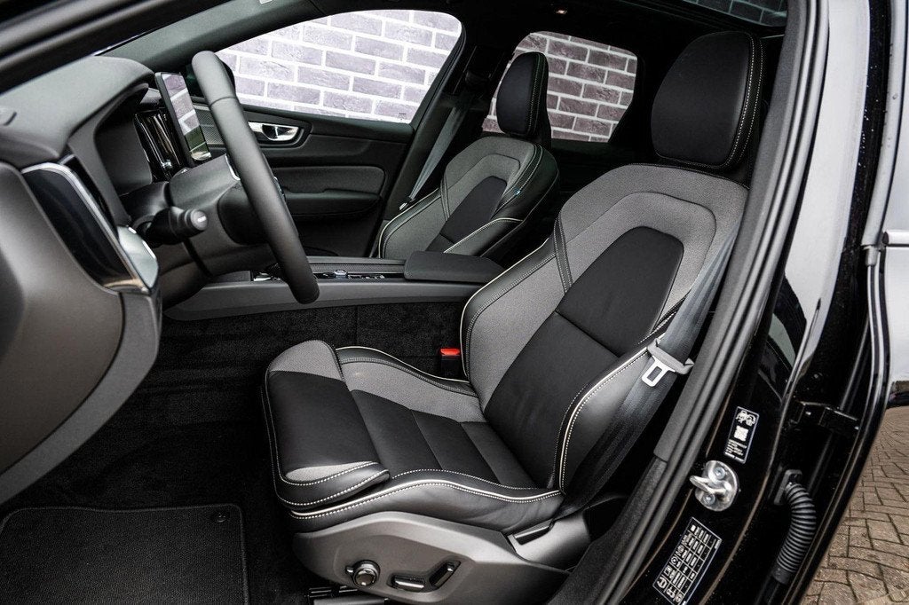 Volvo XC60 2.0 T6 Plug-in hybrid AWD Plus Black Edition | Gr, Auto's, Volvo, Automaat, 12 maanden, Gebruikt, Euro 6