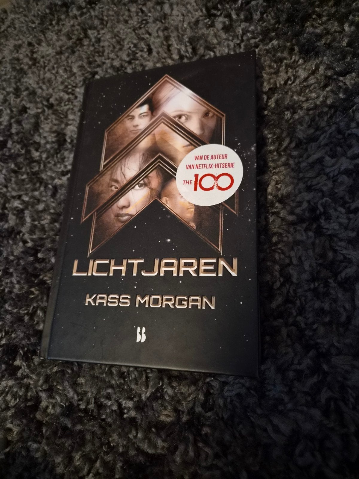 Lichtjaren - Kass Morgan (De makers van The 100), Boeken, Ophalen of Verzenden, Zo goed als nieuw, Kass Morgan