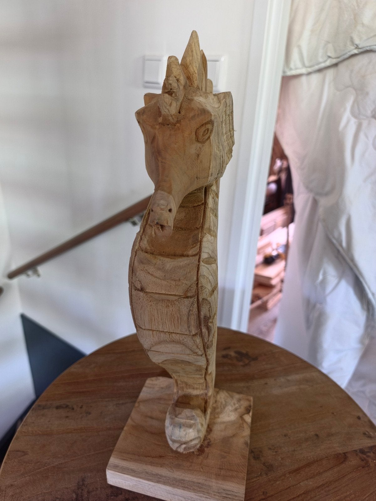 Uniek handgesneden houten zeepaard sculptuur, Ophalen of Verzenden, 20 - 50 cm, Zeeleven, Beeld