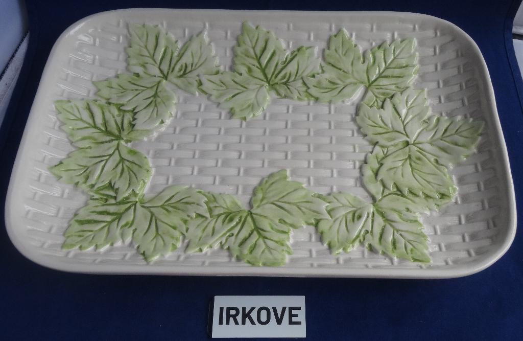 MAJOLICA SCHAAL * Bladmotief *, Huis en Inrichting, Keuken | Servies, Verzenden, Keramiek, Nieuw, Schaal of Schalen