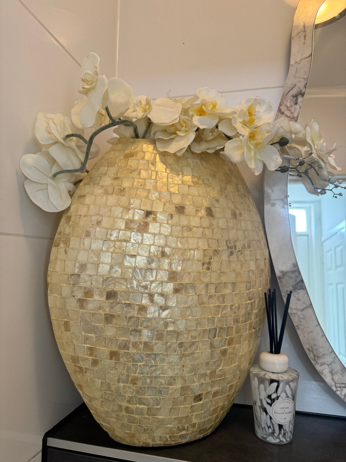 Grote schelpenvaas met kunstorchideeën goud beige wit, Gebruikt, Beige, Natuurlijk materiaal, Inclusief decoratie