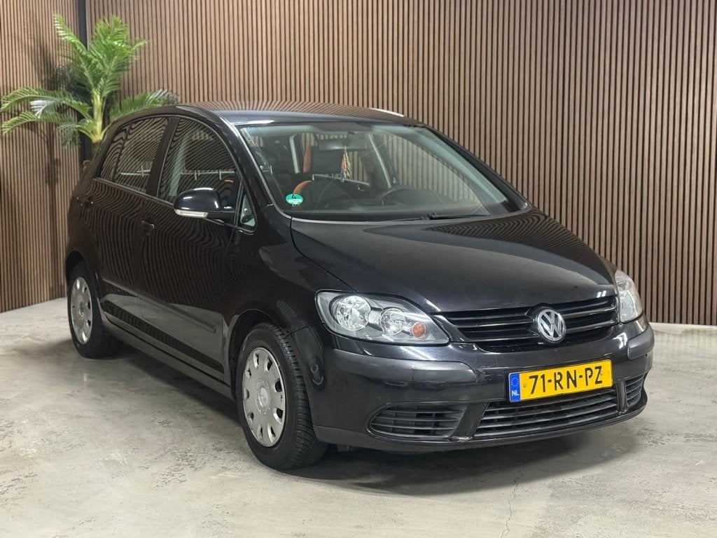 Volkswagen Golf Plus 1.6 FSI Turijn (bj 2005, automaat), Auto's, Volkswagen, Gebruikt, 4 cilinders, Zwart, 115 pk