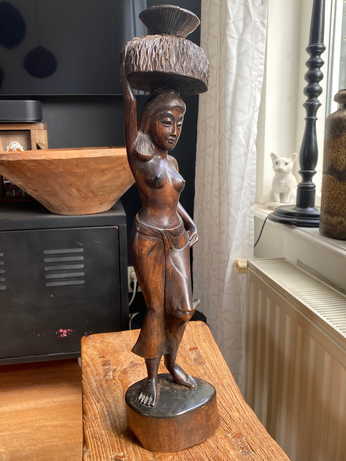 Mooi vintage houtsnijwerk Indonesië vrouw met mand, Ophalen of Verzenden