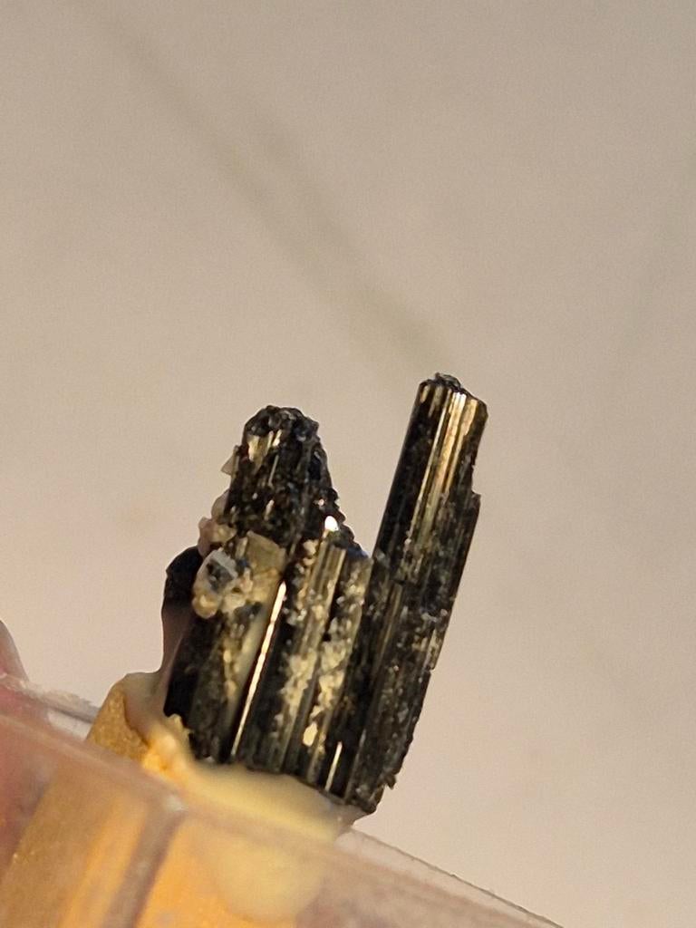 Cluster toermalijntjes op stukje calciet uit Mexico, Ophalen of Verzenden