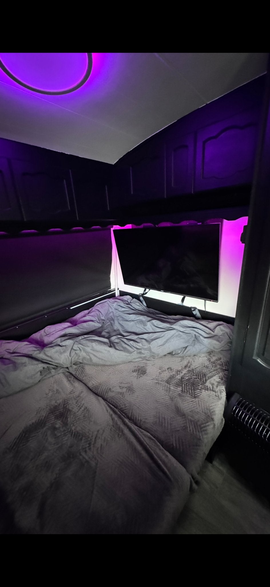 Compacte caravan met zonnepanelen en modern interieur, Overige merken, Vast bed, Tot en met 2, 750 - 1000 kg