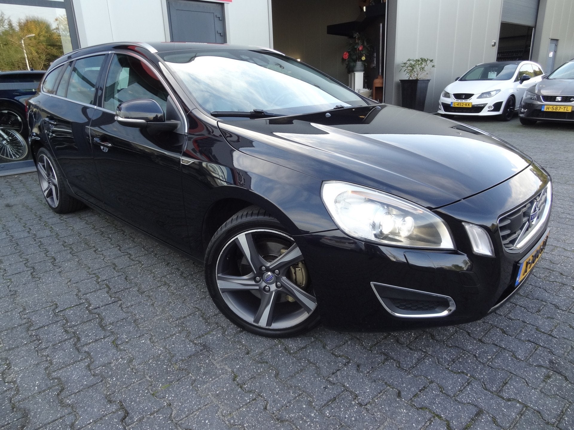 Volvo V60 3.0 T6 AWD Summum | TREKHAAK | CRUISE | AUTOMAAT |, Automaat, Euro 5, Zwart, Vierwielaandrijving