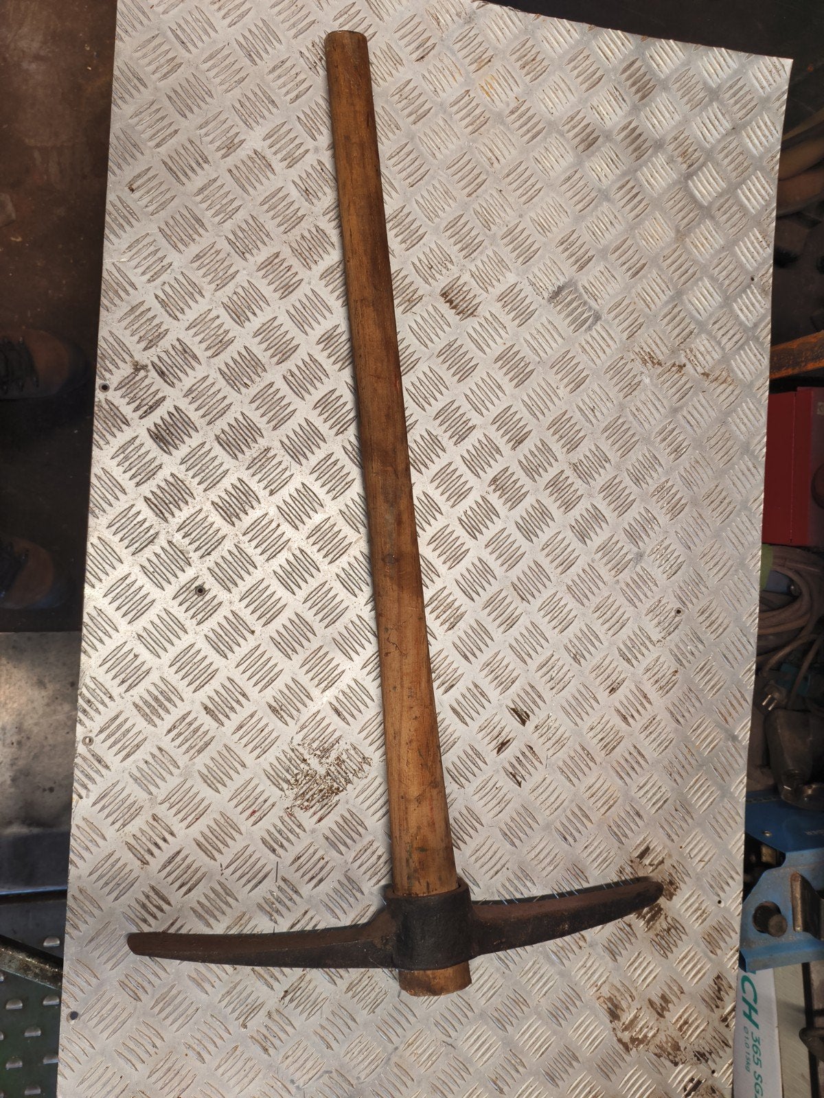 Robuuste houweel met houten steel, Doe-het-zelf en Verbouw, Ophalen of Verzenden, Gebruikt, Overige typen
