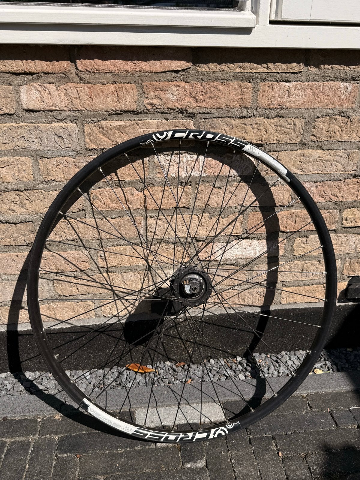 28 inch voorwiel met defecte Shimano Alfine naafdynamo, Fietsen en Brommers, Fietsonderdelen, Gebruikt, Aluminium, Stadsfiets