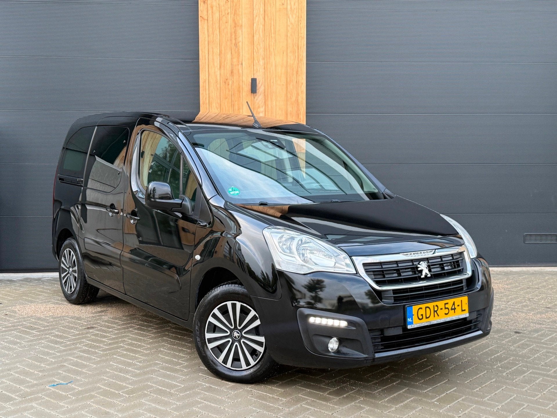 Peugeot Partner Tepee 1.6 BlueHDi Allure 100PK (bj 2018) 5P|, Auto's, Voorwielaandrijving, Stof, Gebruikt, Euro 6