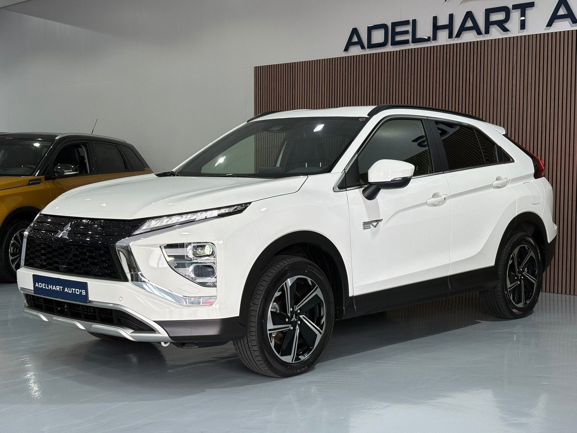 Mitsubishi Eclipse Cross 2.4 PHEV / Navigatie full map / Cam, Automaat, 188 pk, Zwart, 4 cilinders