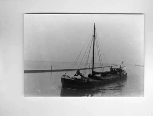 scheepvaart-foto-flora 1923-coaster/binnenvaart-2x, Verzamelen, Scheepvaart, Ophalen of Verzenden, Zo goed als nieuw, Motorboot
