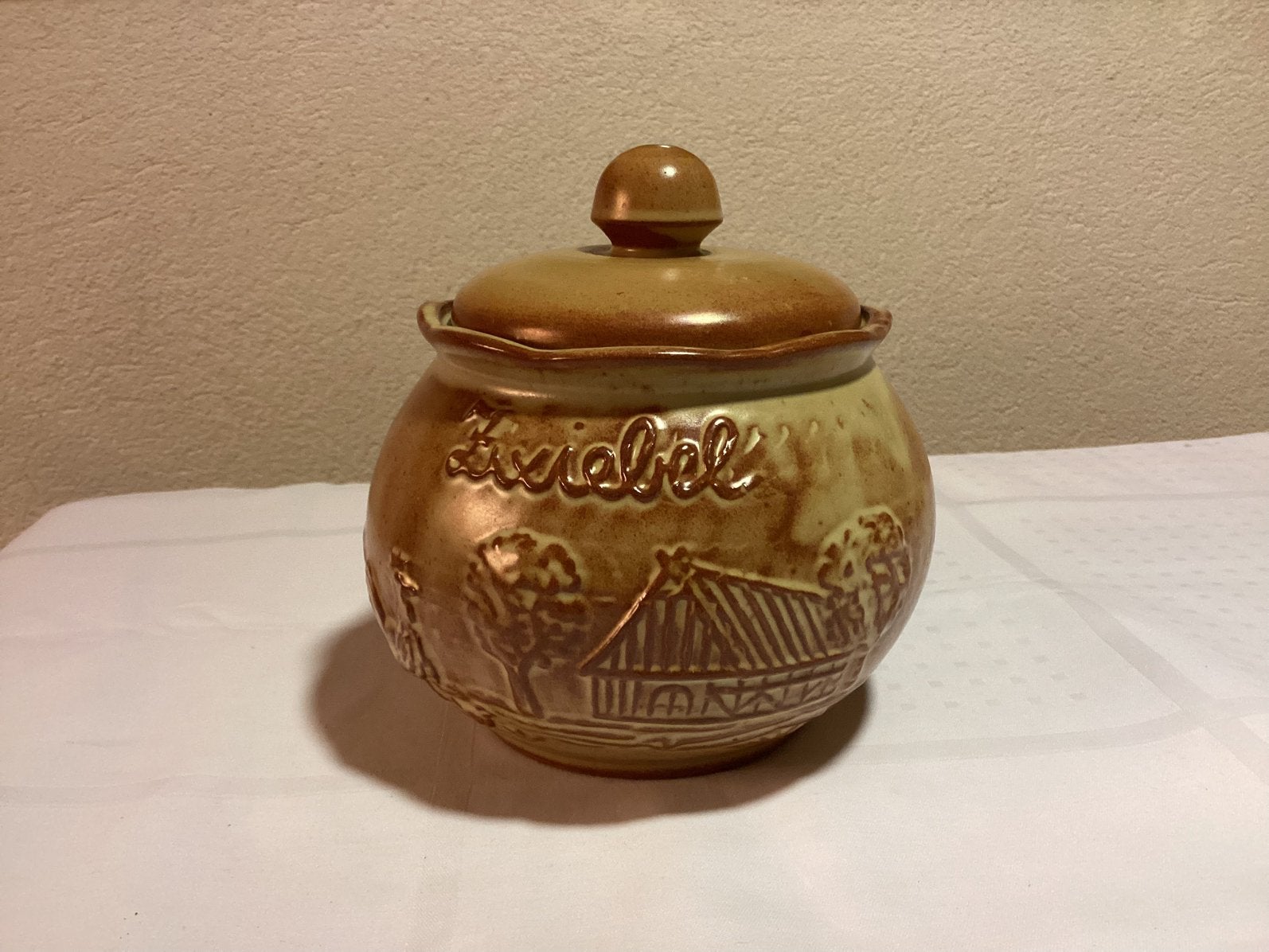 Uien/Knoflook Pot. Retro. Steengoed met  landelijk Relief., Ophalen of Verzenden