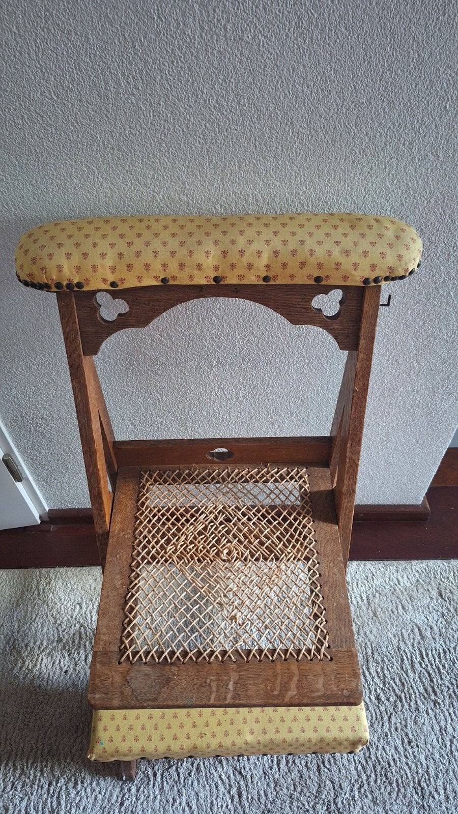 Antieke bidbank/knielbank met rieten zitting, Ophalen